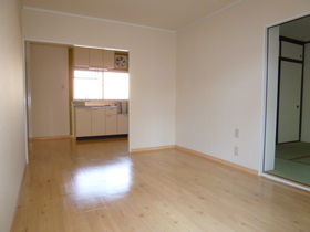 Living and room. Western-style 6 Pledge and kitchen