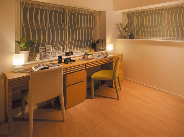 Interior.  [Bedroom 2] depth, Big is with bay windows in both width. With your favorite photos and accessories can make the windowsill of his style.