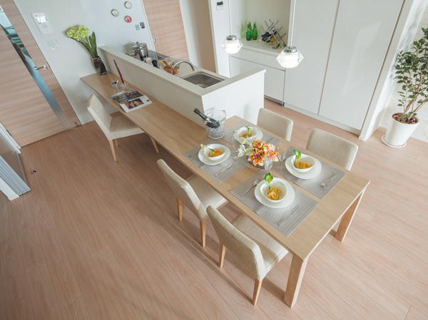 Kitchen.  [Peer kitchen] Well thought processes and movement of dishes, Original kitchen, which stuck to the goodness of the efficiency. Living room and kitchen, Washroom, So it can be increased migration to the corridor, You can see a quick your laundry while the washing. (Less than, Published photograph of the model room D type ※ Including the part paid option ・ Application deadline Yes)