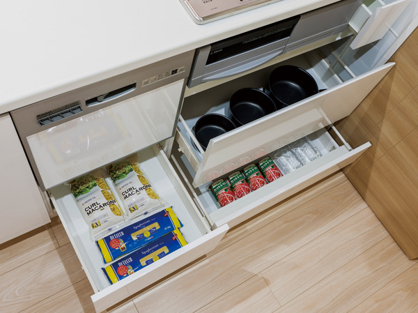 Kitchen.  [Bull motion function kitchen storage] It is closed swiftly opened, Brakes just before, Opening and closing is I put a quiet bull motion function. Finger scissors will also prevent.