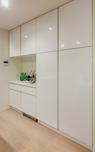 Kitchen.  [Dust box with cupboard] Standard equipped with a cupboard of a large capacity in the kitchen back. With a built-in dust box, You can clean and storage.