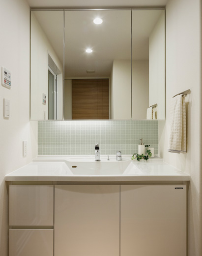 Bathing-wash room.  [Powder Room] It is a convenient three-sided mirror to the grooming of the check. The Kagamiura, It was provided with a space for accommodating the cosmetics and vanity items.