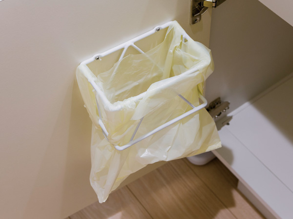 Bathing-wash room.  [Eco-box] Utilizing the Tobiraura of cabinet, Garbage stocker ・ We established the Eco-box. To keep the aesthetics of the powder room.