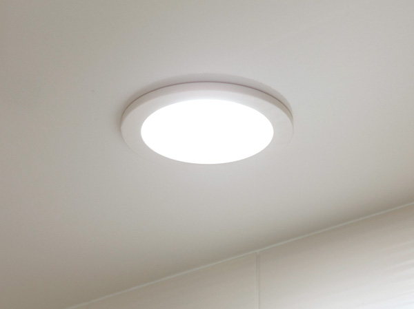 Bathing-wash room.  [LED Down Light] Adopted downlight ceiling of the bathroom to clean. It has a long life, It was an LED type that can help to save energy.