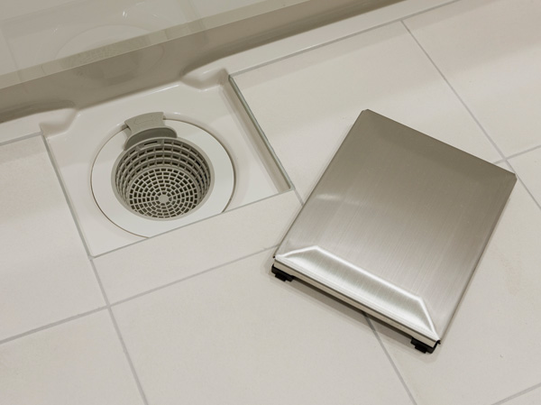 Bathing-wash room.  [Kururin poi drainage port] Kururin poi drain outlet to collect the hair and dust in the vortex of the power of the remaining hot water. Is kind designs that can be discarded in your hands dirty.