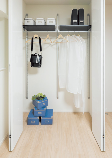 Receipt.  [Mirror folding door] Folding door of the closet and walk-in closet, It was made to mirror finish. To produce a high-quality interior space.