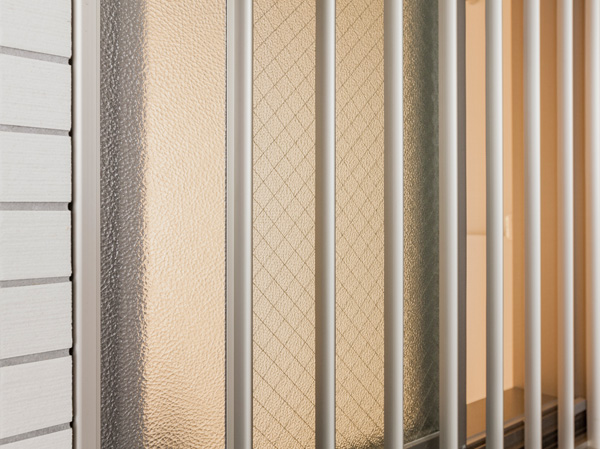 Security.  [Screen door integrated surface lattice] While preventing insect invasion, Screen door-integrated surface grid to capture the nature of the wind and air. Blindfold panel will ensure privacy. (Same specifications)