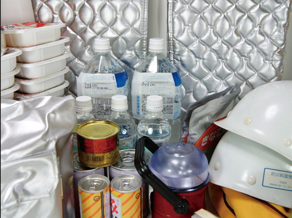 earthquake ・ Disaster-prevention measures.  [Disaster prevention warehouse] Preparation for the event of a disaster, Established a stockpile warehouse on the first floor common area. radio ・ Lights and batteries, You have to store the emergency goods such as first-aid kit. (Same specifications)