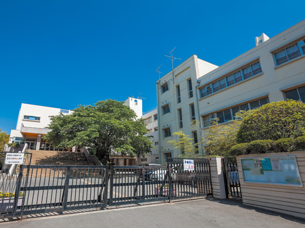 Surrounding environment. Municipal Fuji Junior High School (18 mins / About 1430m)