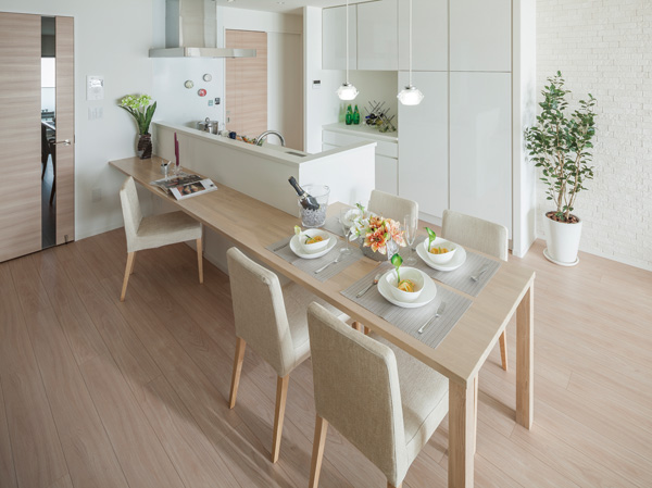 Room and equipment. Face-to-face kitchen is rotated by 90 degrees, By integrated with the dining table and a long counter, Conventional captures the space became corridors and passage LDK, Space of the family share were maintained to the fullest. (Utility model acquisition ・ "Pia kitchen" of Porras / Model Room D type ※ Including the part paid option ・ Application deadline Yes)