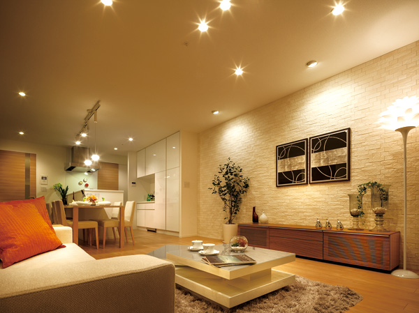 Room and equipment. Adopt a peer kitchen that can be more effective use of about 18 tatami mats in size. Living room and kitchen, Washroom, Big excursion was to the corridor, You can do a Arekore at the same time. Also possible to shorten the housework time. Also, Because it is visually divided the dining space of relaxation of living space and food, Family reunion is also likely to be more dense. (living ・ dining / Model Room D type ※ Including the part paid option ・ Application deadline Yes)