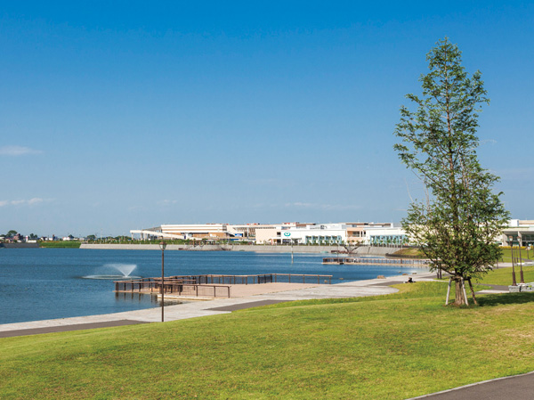 Surrounding environment. Not only access to the city center is good, Wait just a little leg by train from Shin Koshigaya, In the immediate vicinity happy large shopping mall to the holiday, such as ion Lake Town. Since also convenient facility way back from the train station has been enhanced, It aligns all the shopping. (Koshigaya Lake Town ※ Koshigaya about 400m from Lake Town Station)