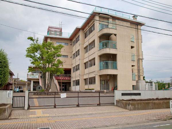 Primary school. Koshigaya between Municipal thousand stand up to elementary school 1400m