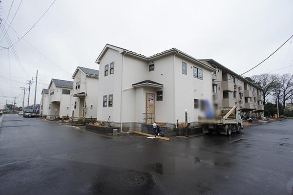 Local photos, including front road. Overall