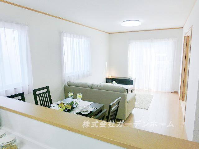 Model house photo. South-facing gracefully you can relax !! in the living room bathed in day-san's !! light in the design (model house)