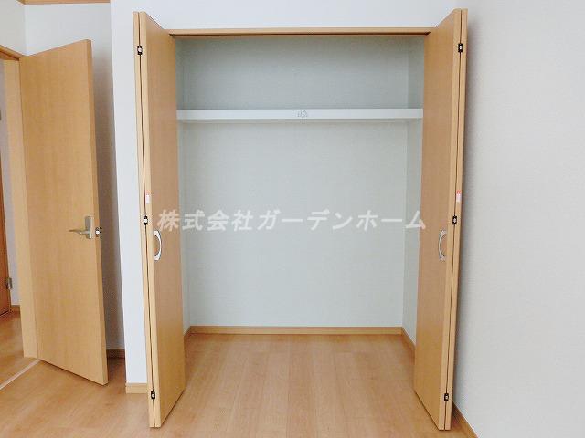 Model house photo. Spacious storage space will enter a lot of luggage !! (model house)