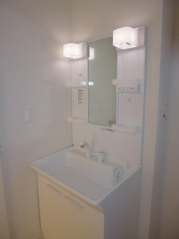 Wash basin, toilet. Indoor (12 May 2013) Shooting