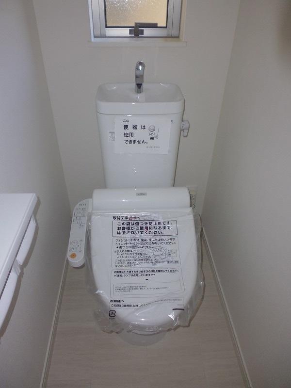 Toilet. Indoor (12 May 2013) Shooting