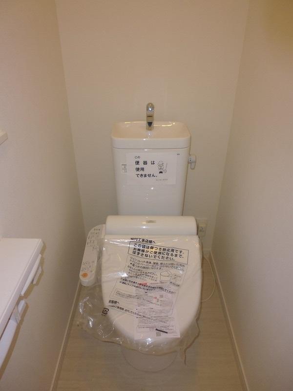 Toilet. Indoor (12 May 2013) Shooting