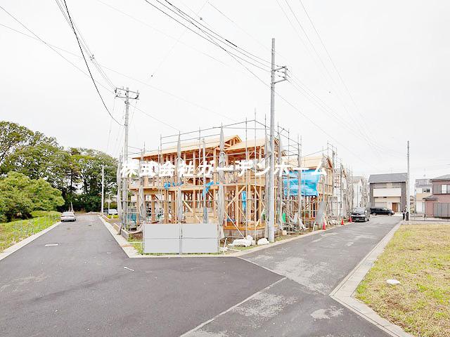 Local photos, including front road. 2013/11