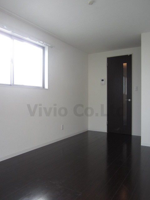 Living and room. Because the corner room, Many window, Plug sunshine. 