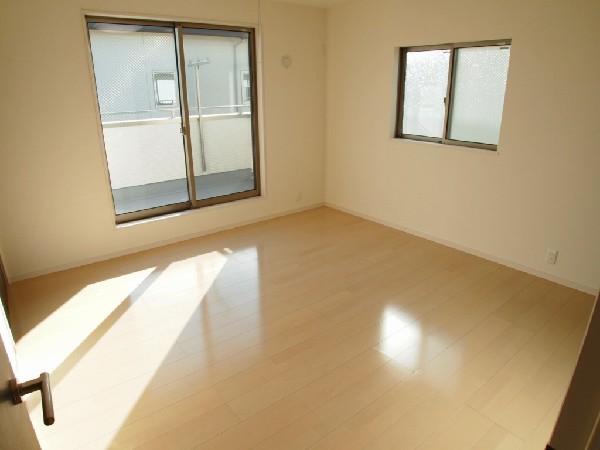 Non-living room. Room to insert a south-facing sun