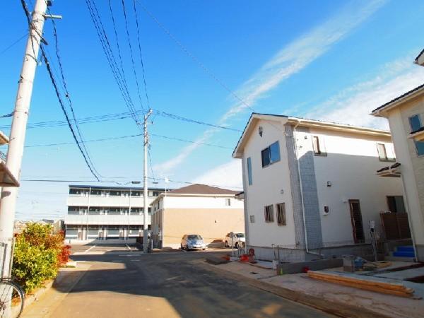 Local photos, including front road. Location surrounded by 6m × 6m of the road there is a feeling of opening