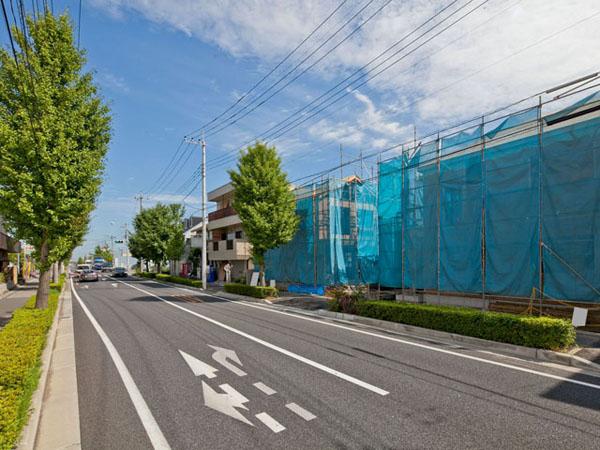 Local photos, including front road. Overall