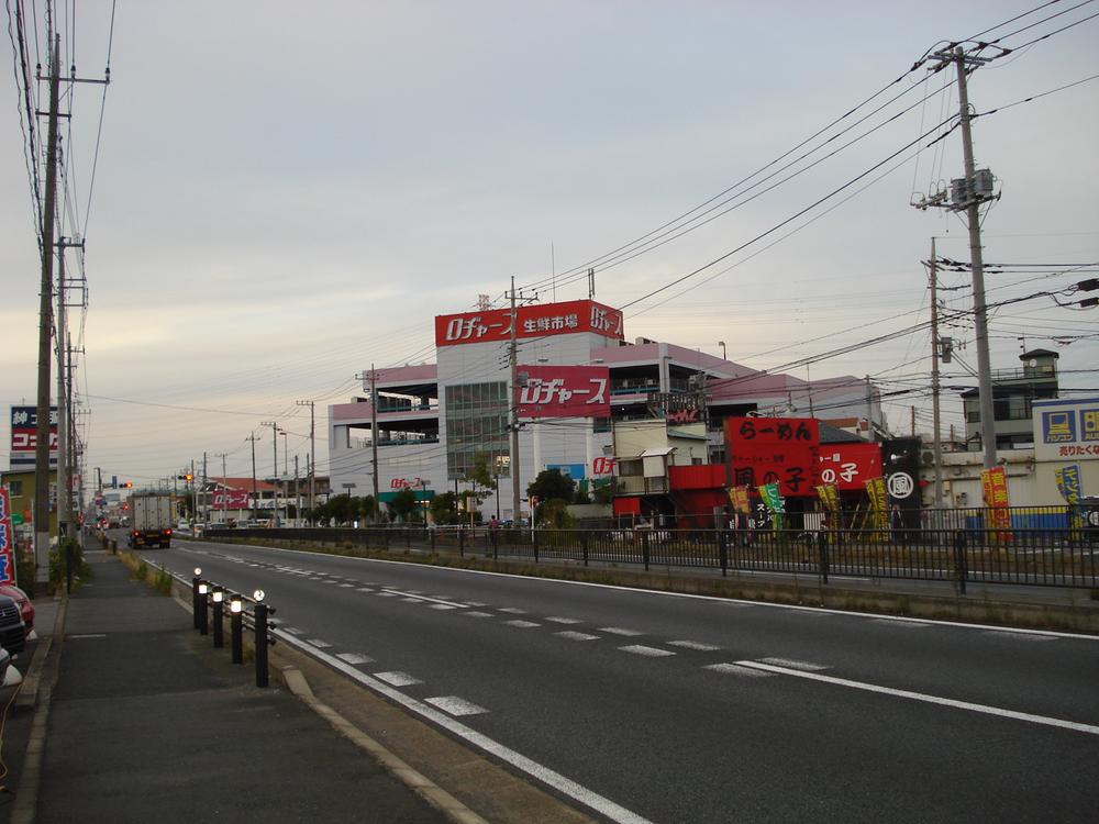 Supermarket. 3900m to Rogers