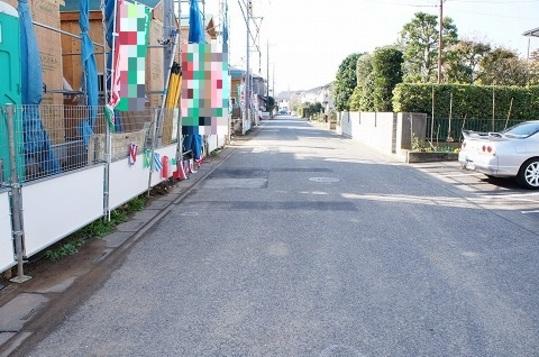 Local photos, including front road. Frontal road