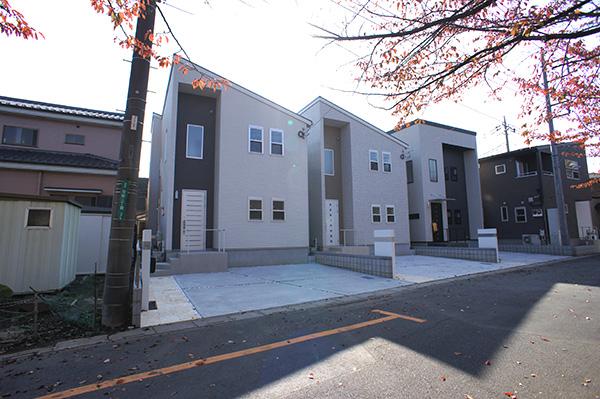 Local photos, including front road. Overall