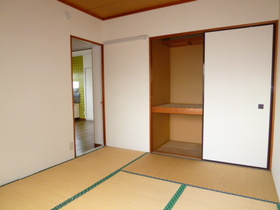Living and room. Japanese-style room (I changed the table before you move)