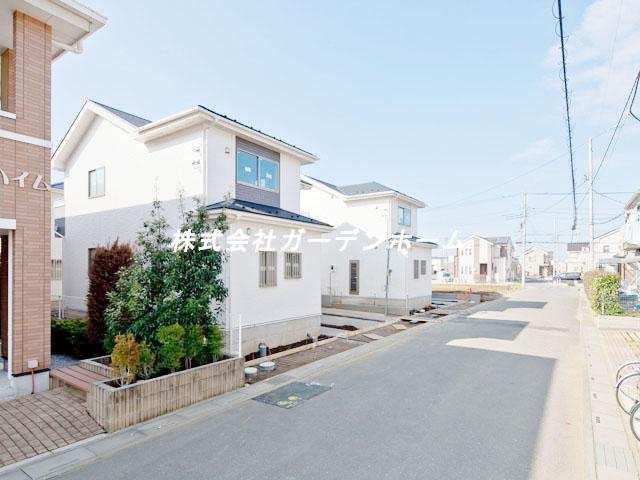 Local photos, including front road. 2013/11