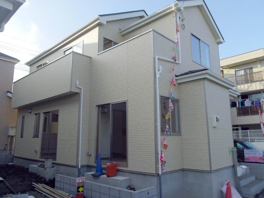 Local photos, including front road. C Building We offer the same use the finished model house of this property. Please feel free to contact us.