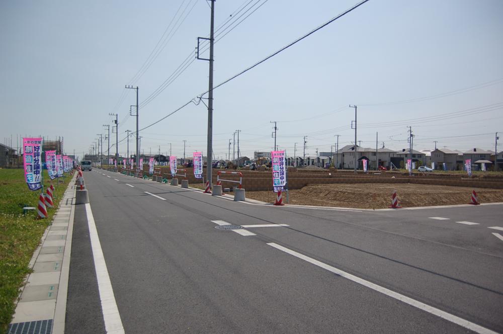 Local photos, including front road. Compartment parking facing the happy the entire 6M road also not good mom. Local shooting (April 2013)