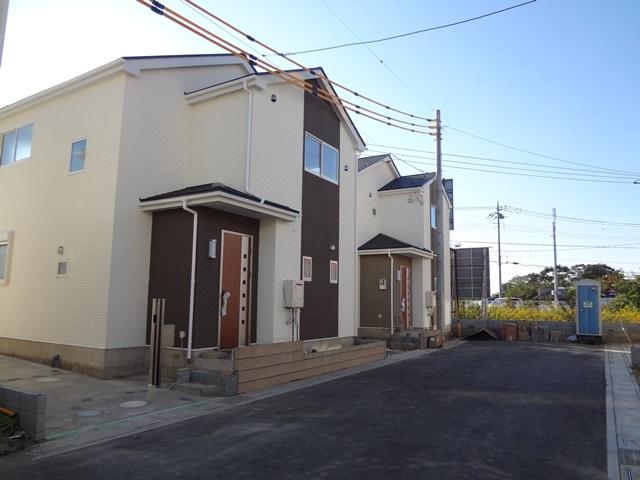 Local photos, including front road. Subdivision in the local appearance