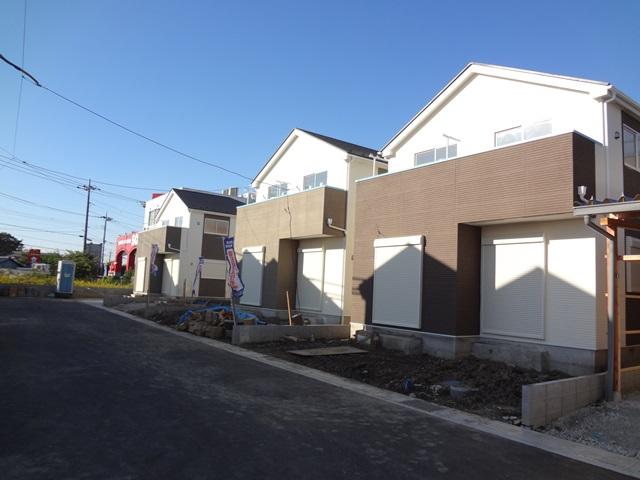 Local photos, including front road. Subdivision in the local appearance