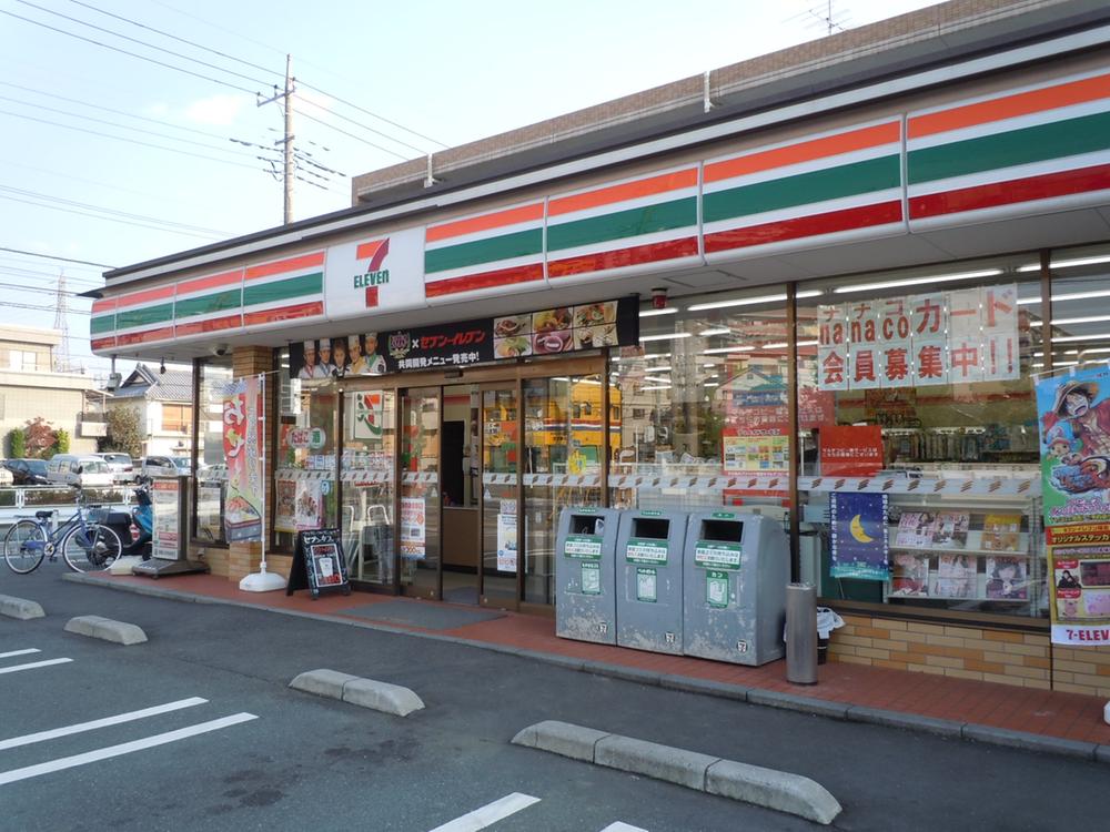 Convenience store. 587m to Seven-Eleven