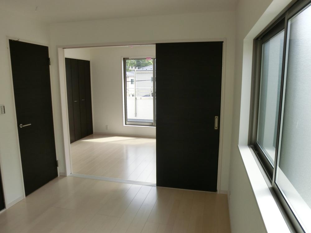 Same specifications photos (Other introspection). Spacious used as a children's room of children is small, When the child grows you can use the children's room on 2 Tsunishi. 