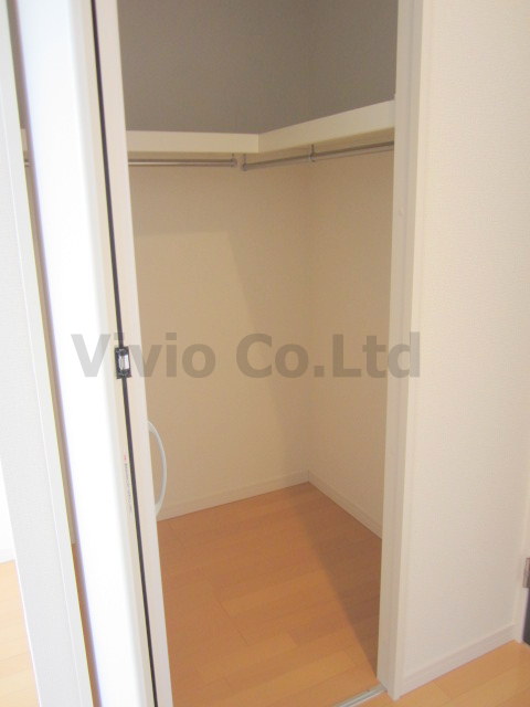 Receipt. Walk-in closet is equipped.