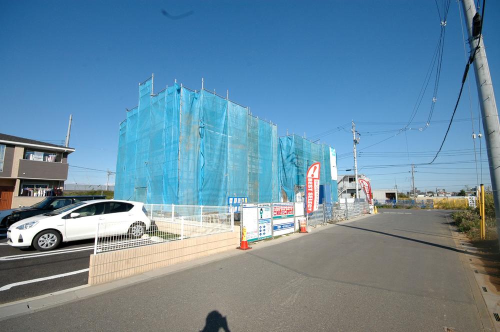 Local photos, including front road. Spacious front road! Sense of openness is also great!