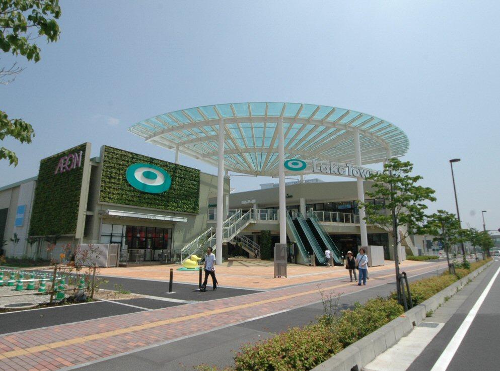 Shopping centre. 800m outlets also vast space until the ion outlet!