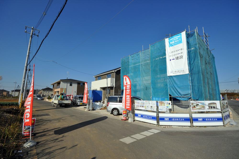 Local appearance photo. (2) Building