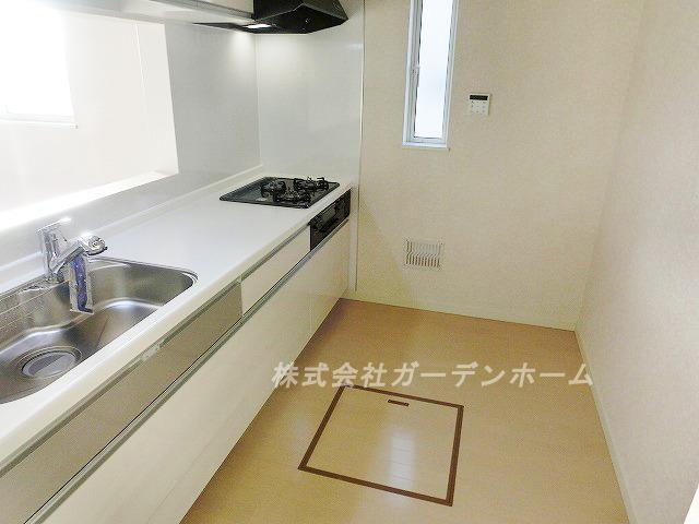 Kitchen. ■ Popular face-to-face system kitchen to wife. I'm happy with the lift-down storage ■