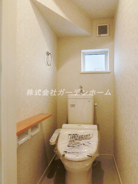 Toilet. ■ Because there restroom also two places, I am happy is such a busy morning ■