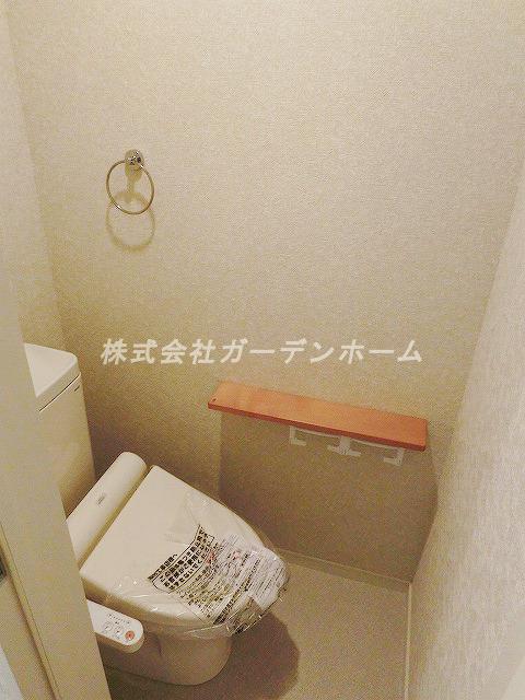 Toilet. ■ Because there restroom also two places, I am happy is such a busy morning ■