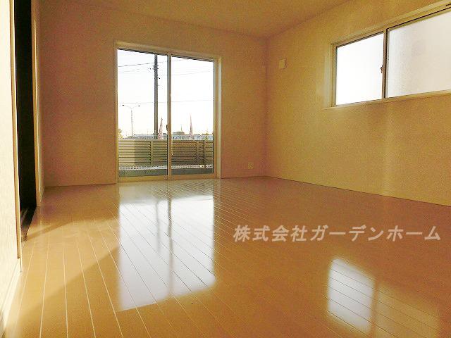 Living. ■ Wider family of smile in the bright living room ■