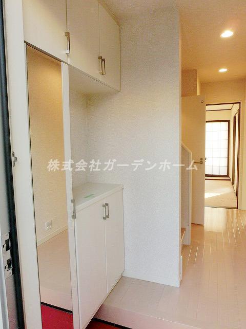 Entrance. ■ Entrance to welcome the main ■