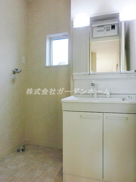 Wash basin, toilet. ■ Independent wash basin indispensable for grooming ■