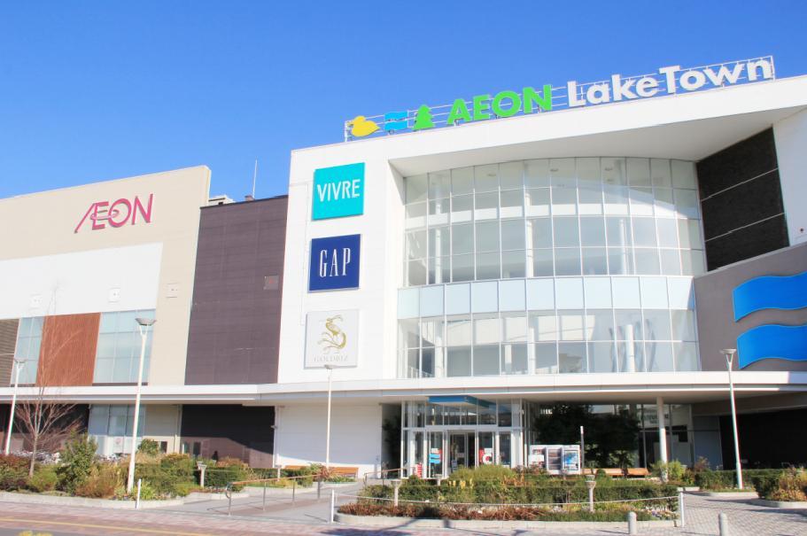 Shopping centre. Aeon Lake Town, which is showing the 1280m always bustle to Aeon Lake Town. Full of fashionable shops because it contains, such as outlet
